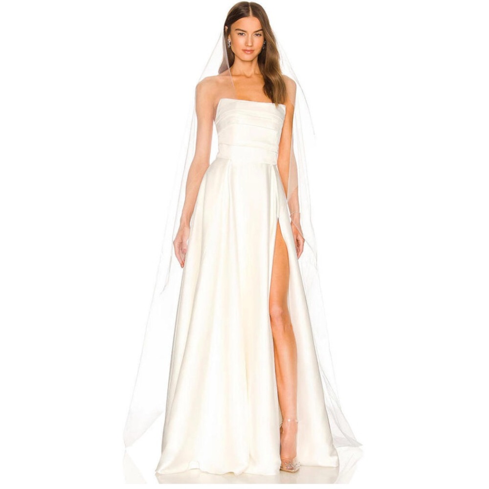 Elegant Strapless Wedding Dress in Cream